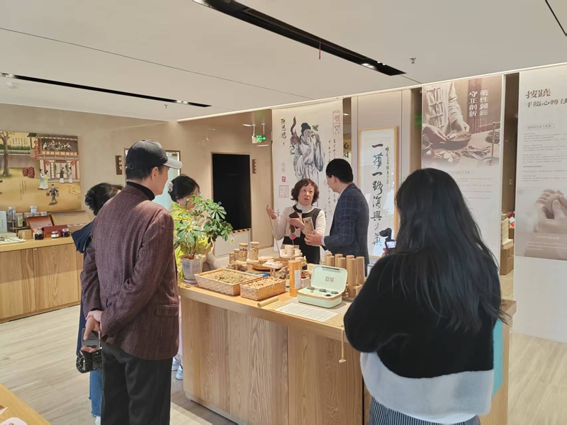 致公党江北新区基层委接待英国中华总商会考…