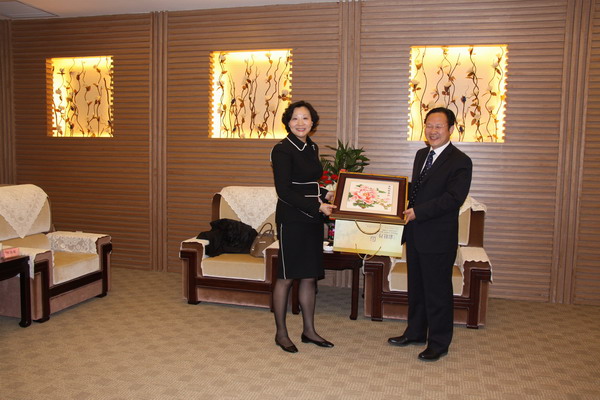 龙升集团董事长_曾龙升真品底款图片